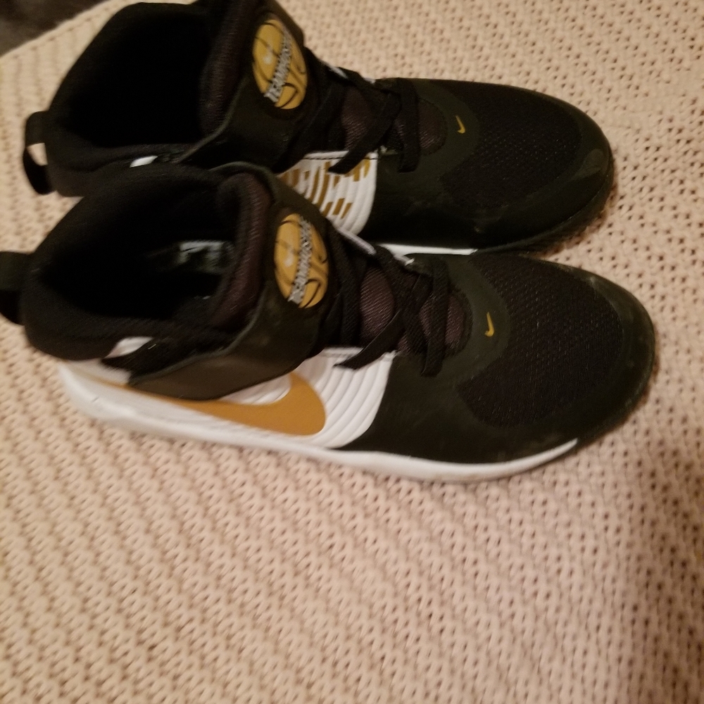 Nike hustle sneakers